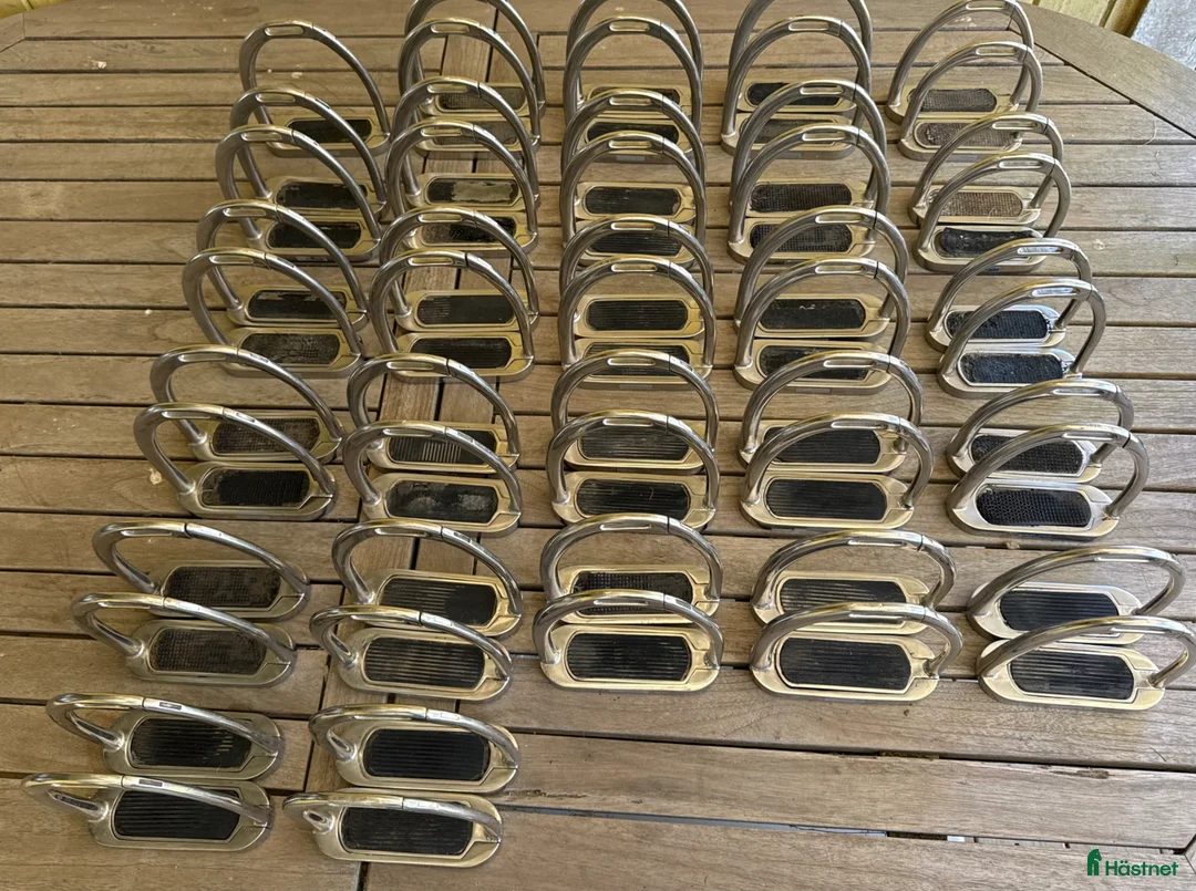 Stigbyglar hästutrustning till salu: KWIK-OUT säkerhetsstigbyglar 26 par - Annons 1