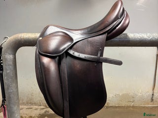 Sadlar hästutrustning till salu: Childeric dressyr i Vänge - Annons 1