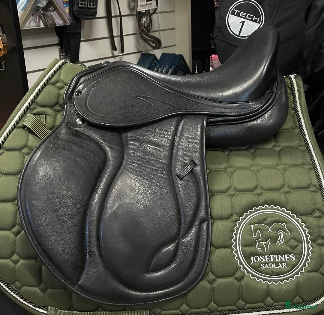 Sadlar hästutrustning till salu: Pfiff Linus i Hova - Annons 1