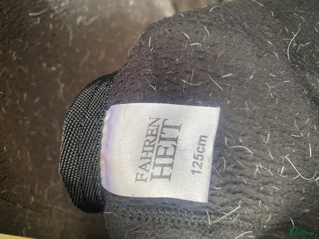 Täcken hästutrustning till salu: Svart fleecetäcke stl 125 i Skurup - Annons 3