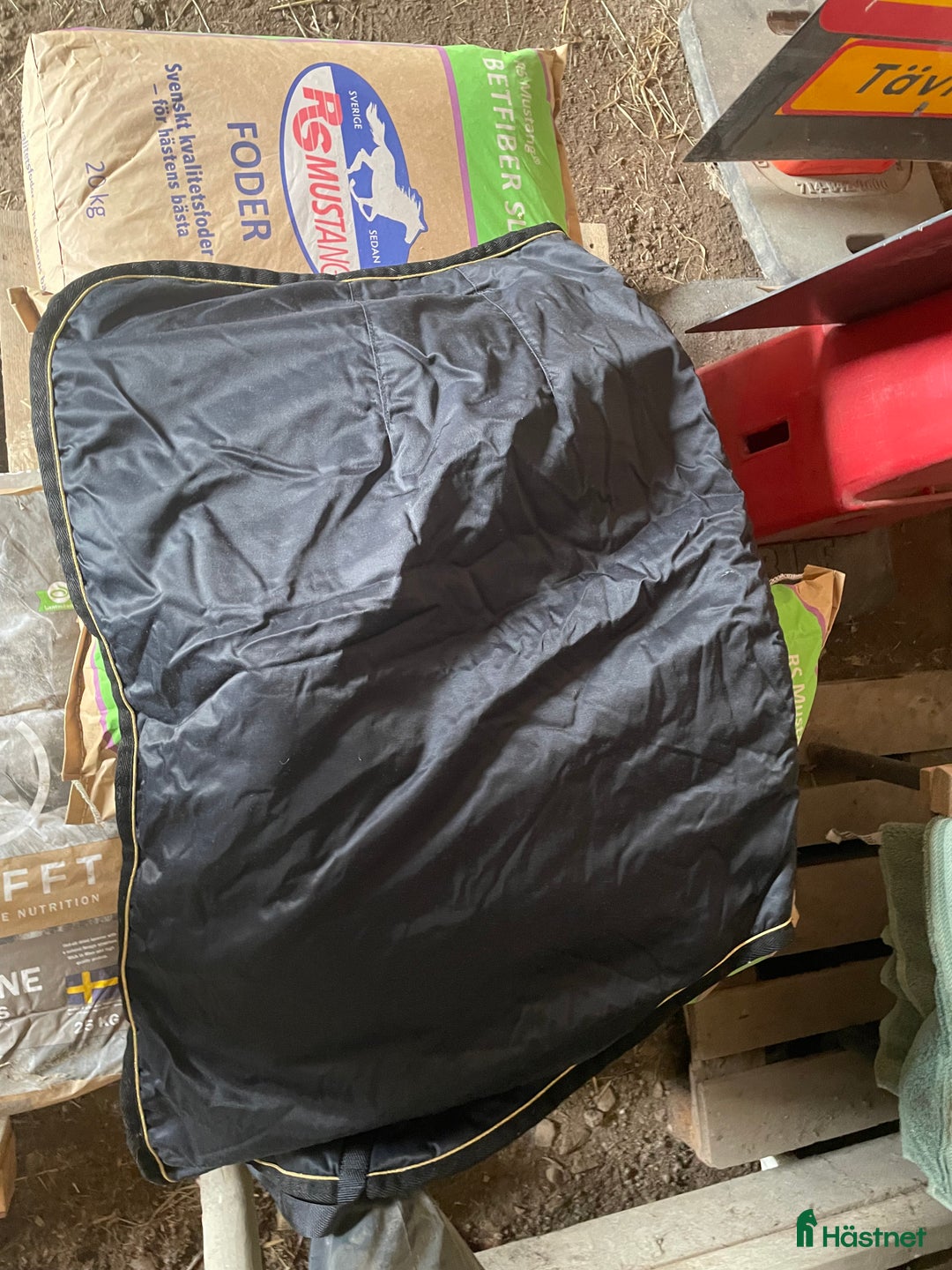 Täcken hästutrustning till salu: Fleecefodrat ländtäcke  i Flyinge - Annons 1