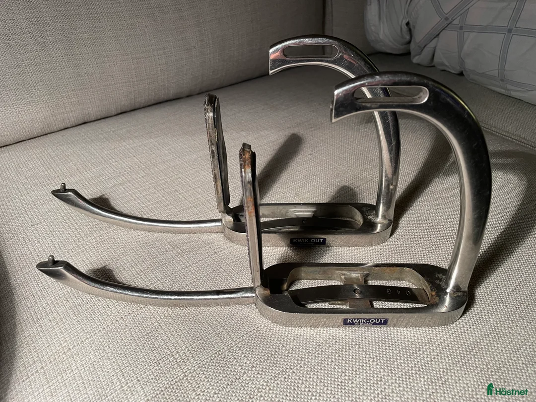 Stigbyglar hästutrustning till salu: Kwik Out säkerhetsstigbyglar - Annons 9