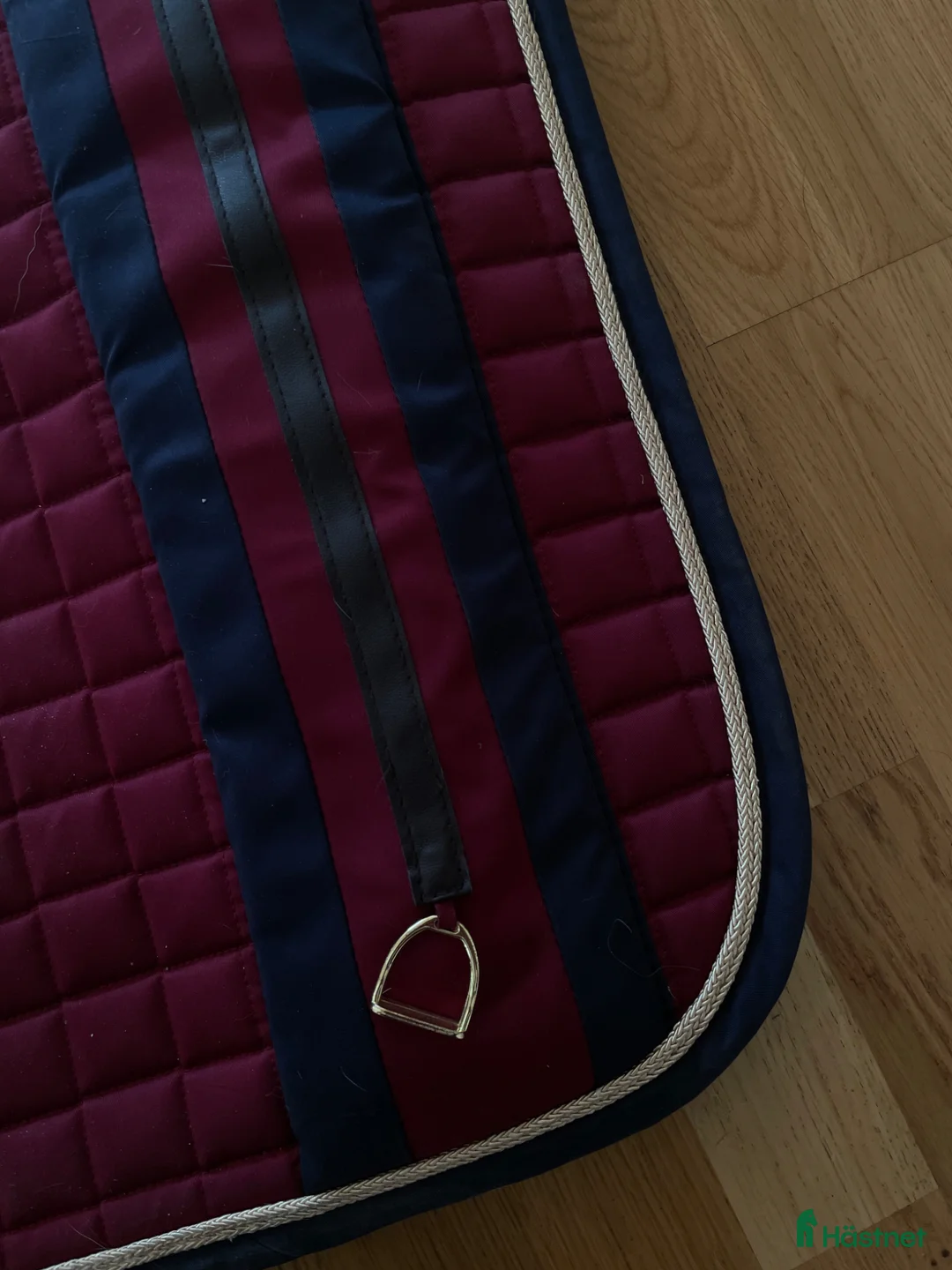 Schabrak & Vojlockar hästutrustning till salu: Vinrött dressyrschabrak - Annons 2