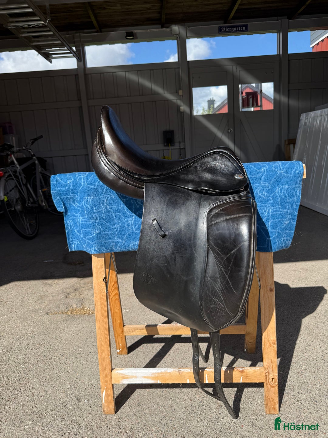 Sadlar hästutrustning till salu: Nyomstoppad Jaguar i Linköping - Annons 3