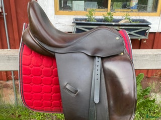 Sadlar hästutrustning till salu: Fin engelsk handgjord brun dressyrsadel 16,5” i Kalvsvik - Annons 2