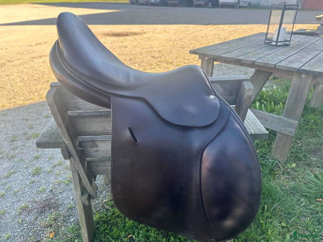 Sadlar hästutrustning till salu: Hoppsadel  i Järna - Annons 1