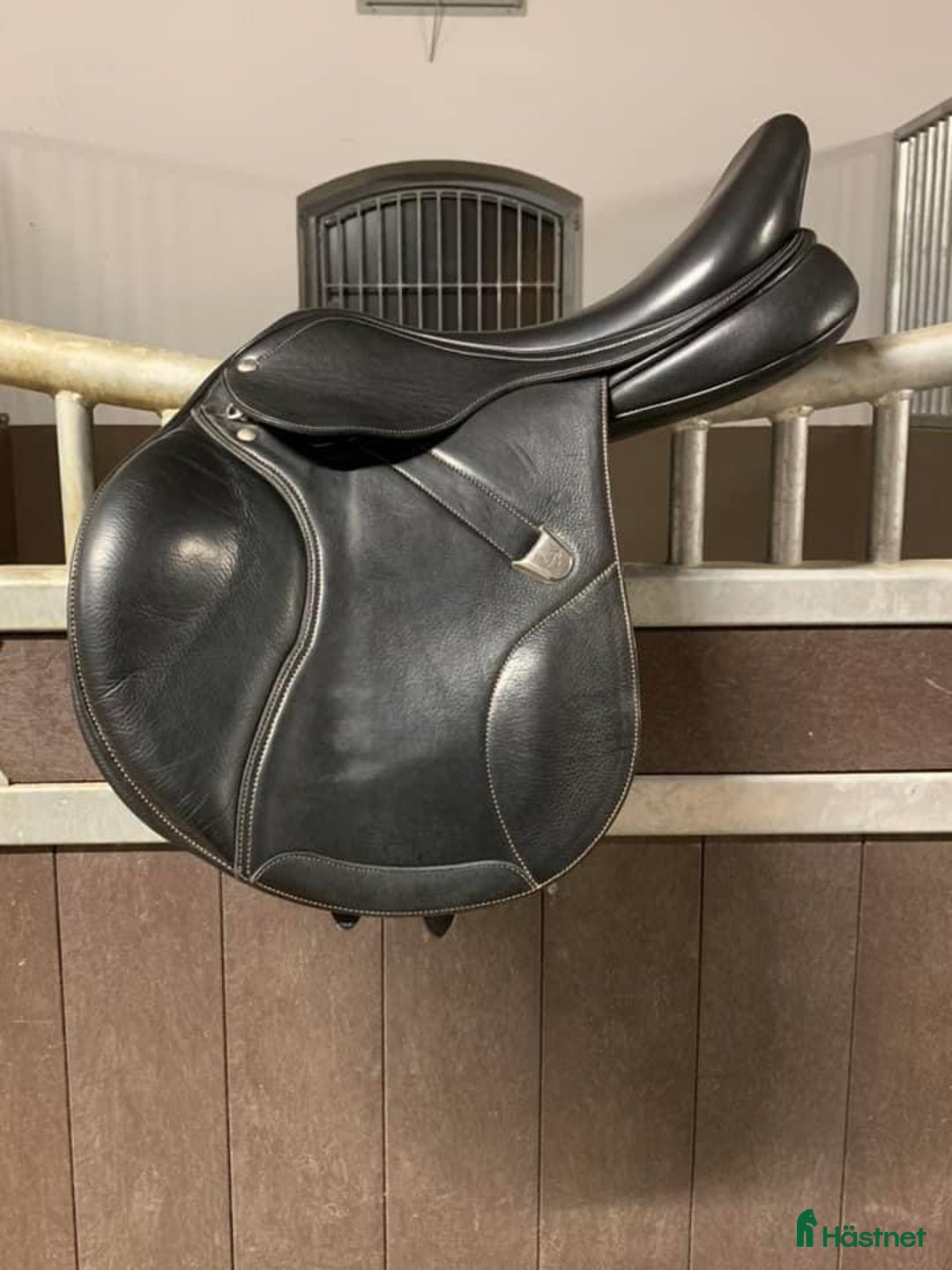 Sadlar hästutrustning till salu: Hoppsadel i Olofstorp - Annons 1
