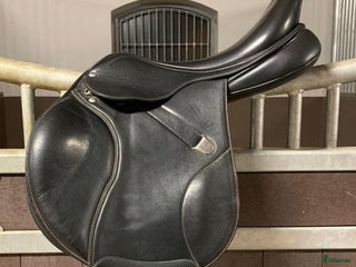 Sadlar hästutrustning till salu: Hoppsadel i Olofstorp - Annons 1