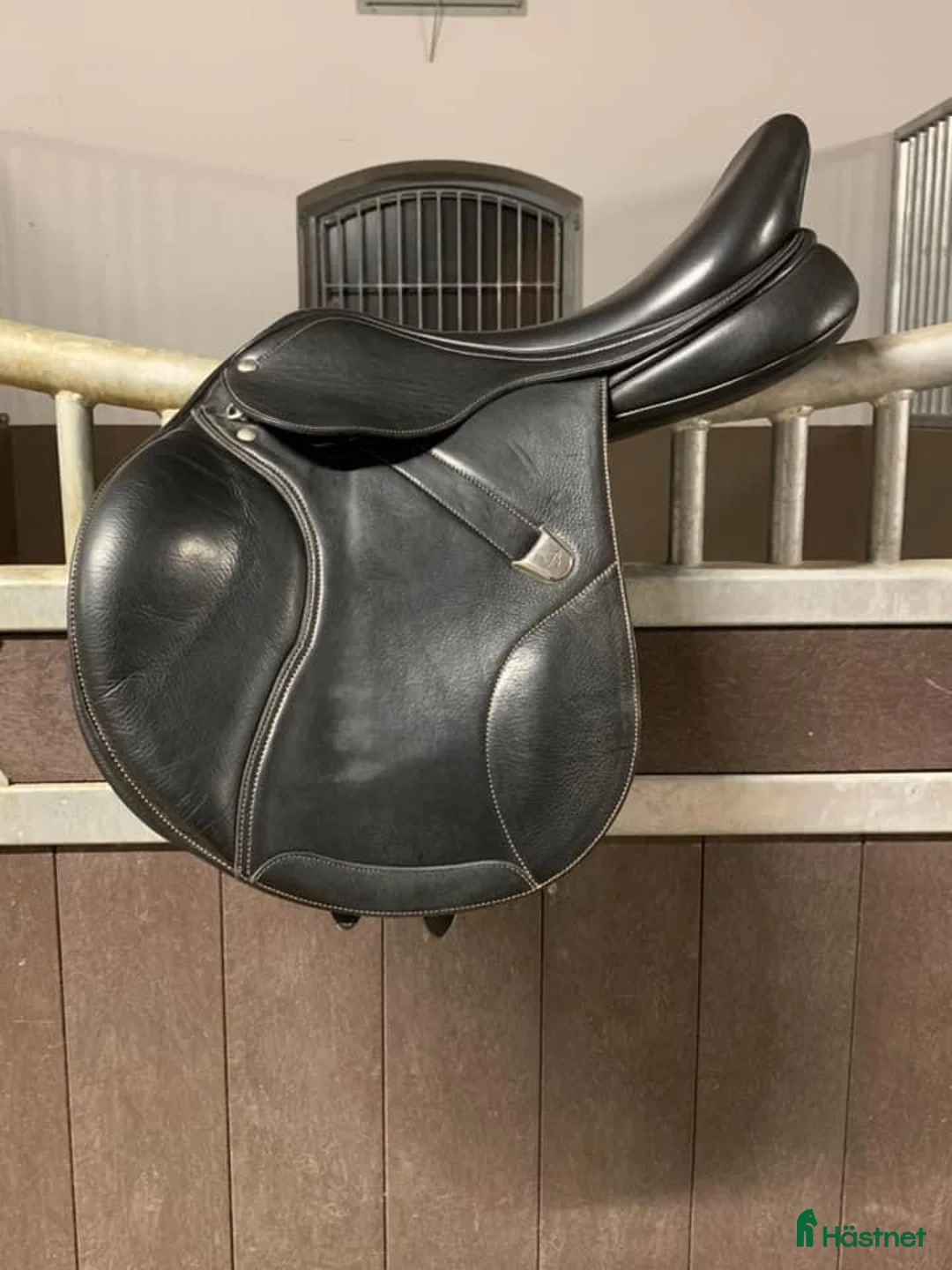 Sadlar hästutrustning till salu: Hoppsadel i Olofstorp - Annons 1