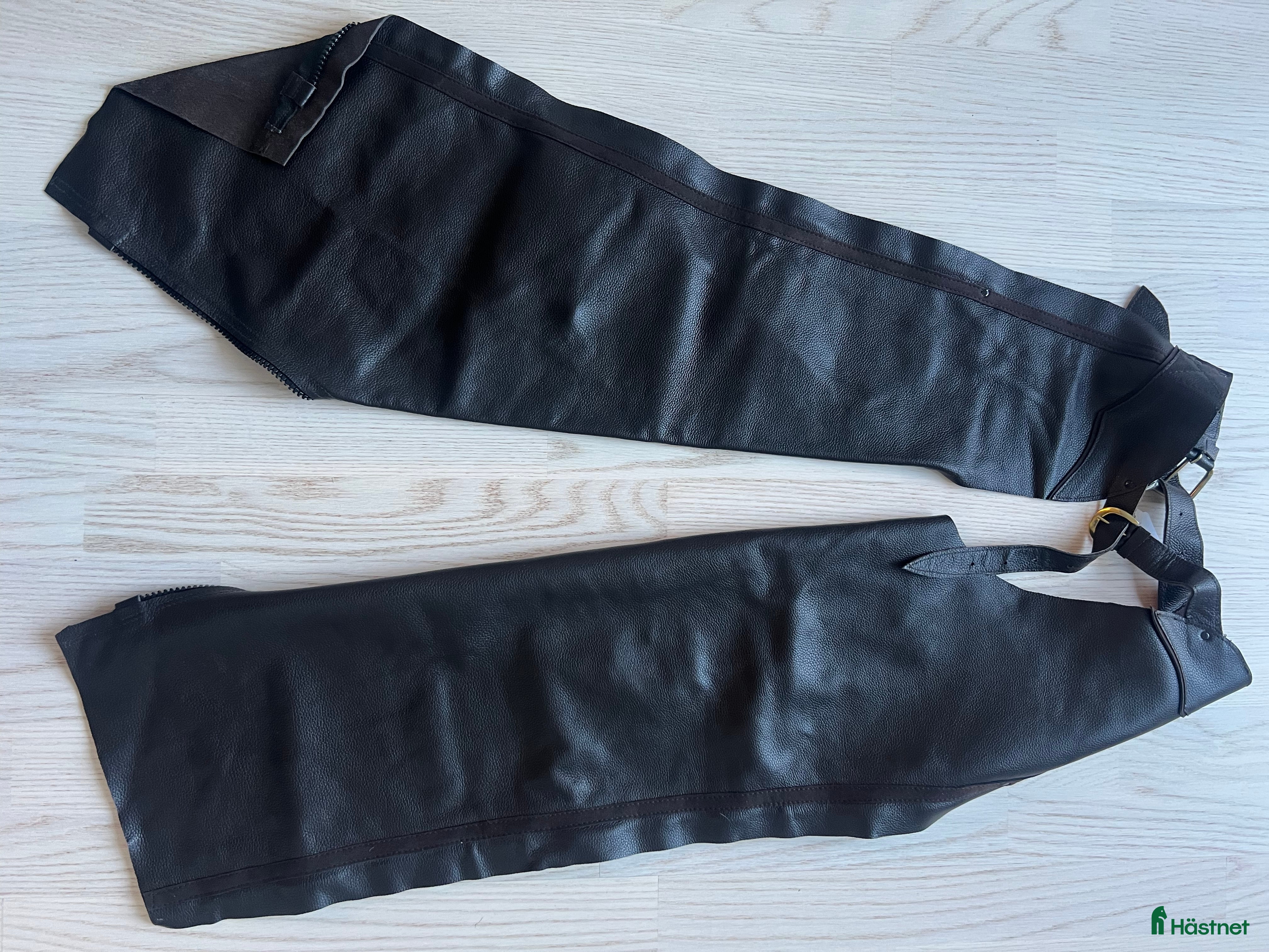 Övrigt Ridkläder ryttarutrustning till salu: Oanvända Long Chaps i brunt läder  i Solna - Annons 4