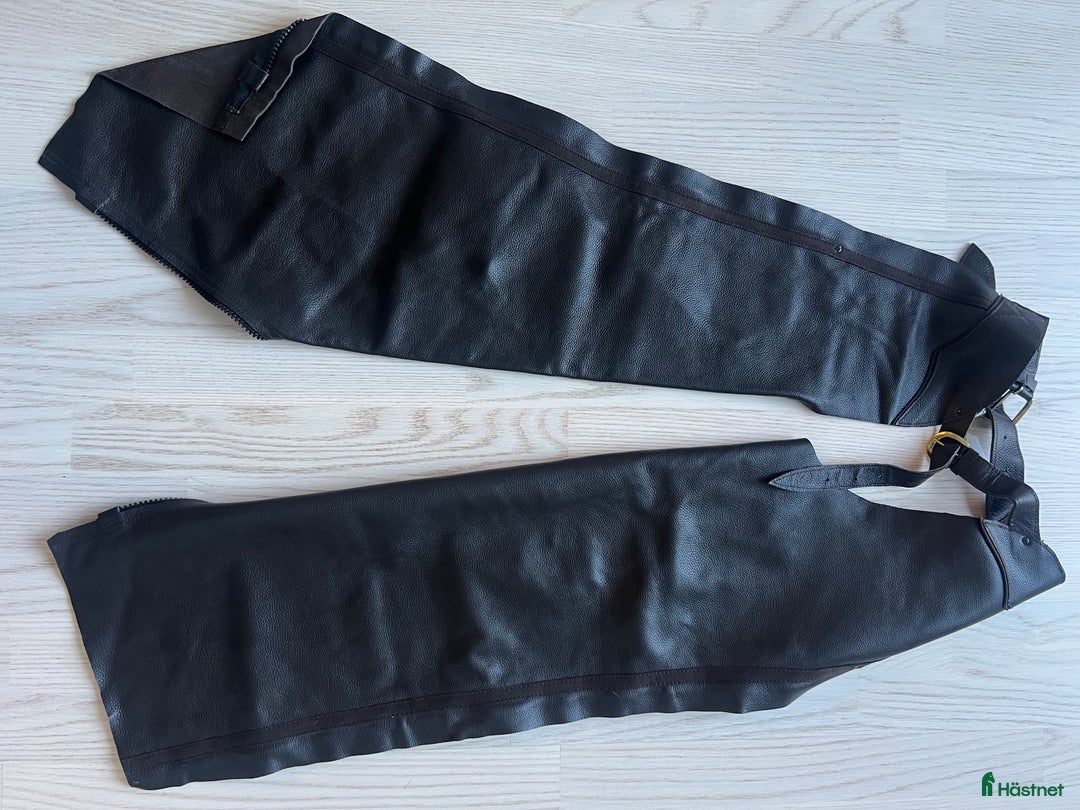 Övrigt Ridkläder ryttarutrustning till salu: Oanvända Long Chaps i brunt läder  i Solna - Annons 1