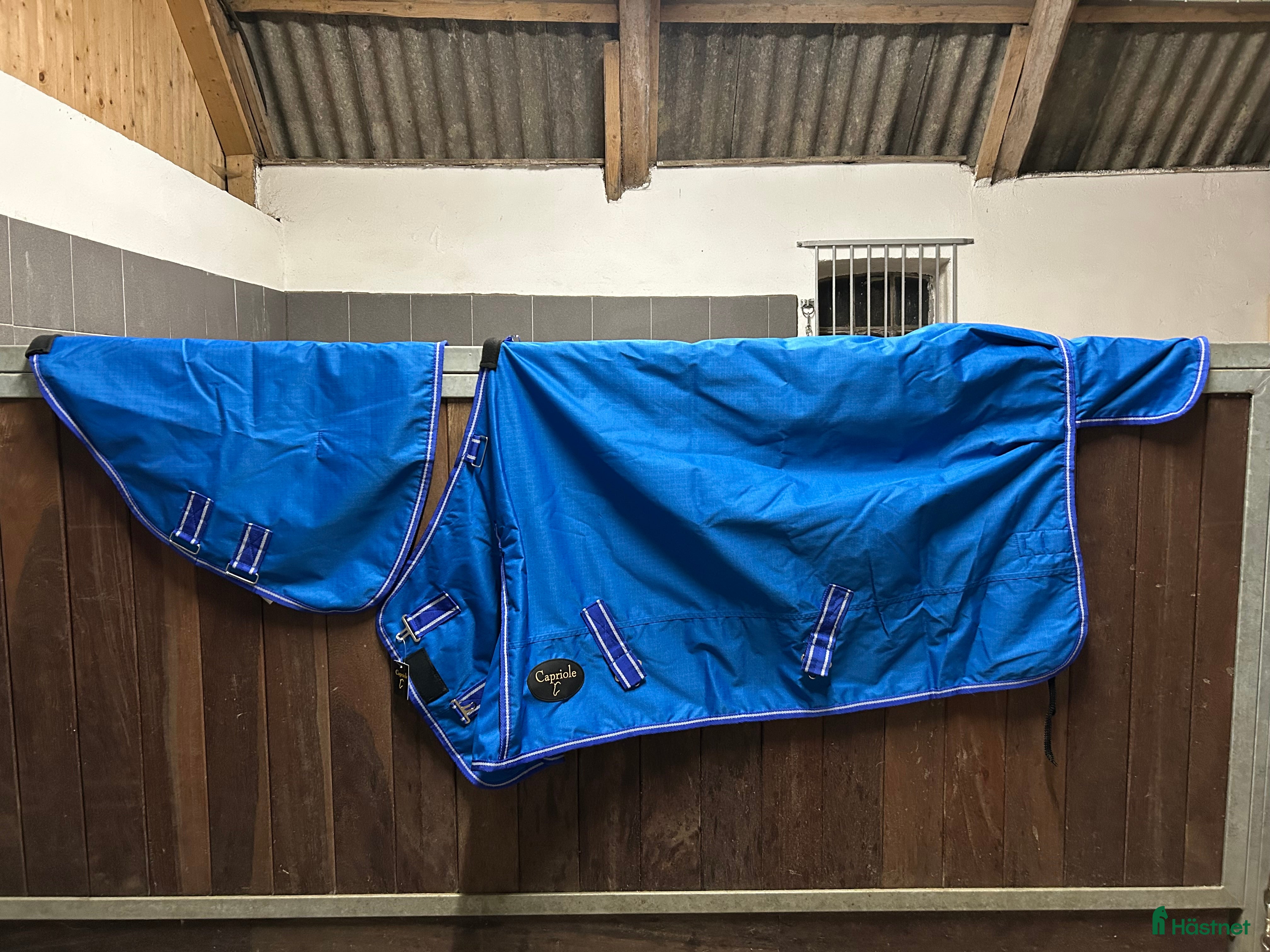 Täcken hästutrustning till salu: Oanvänd regntäcken m. Avtagbar hals stl.105 i Vellinge - Annons 8