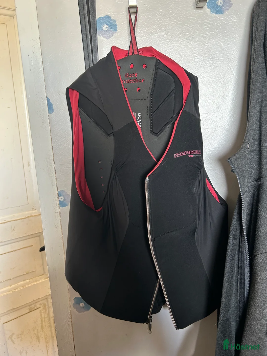 Säkerhetsvästar ryttarutrustning till salu: Komperdell väst  i Vara - Annons 1