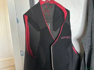 Säkerhetsvästar ryttarutrustning till salu: Komperdell väst i Vara - Annons 1