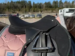 Sadlar hästutrustning Hoppsadel 16 tum - Annons 1