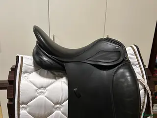 Sadlar hästutrustning Globus dressyrsadel 16” i Bollebygd - Annons 1