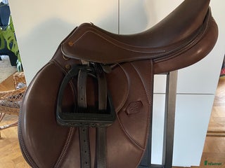 Sadlar hästutrustning till salu: Henri de Rivel sadel 17,5 extra vid i Jordbro - Annons 2