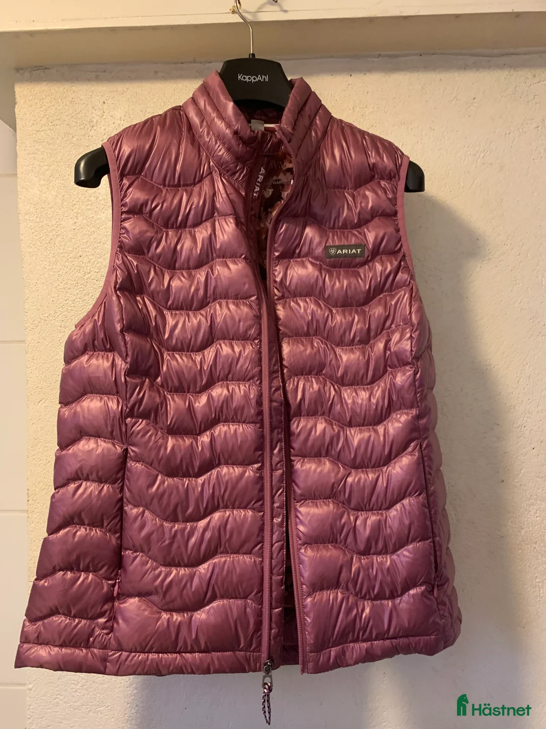 Jackor & Kavajer ryttarutrustning till salu: Ariat dunväst Light Down i Fiskebäckskil - Annons 2