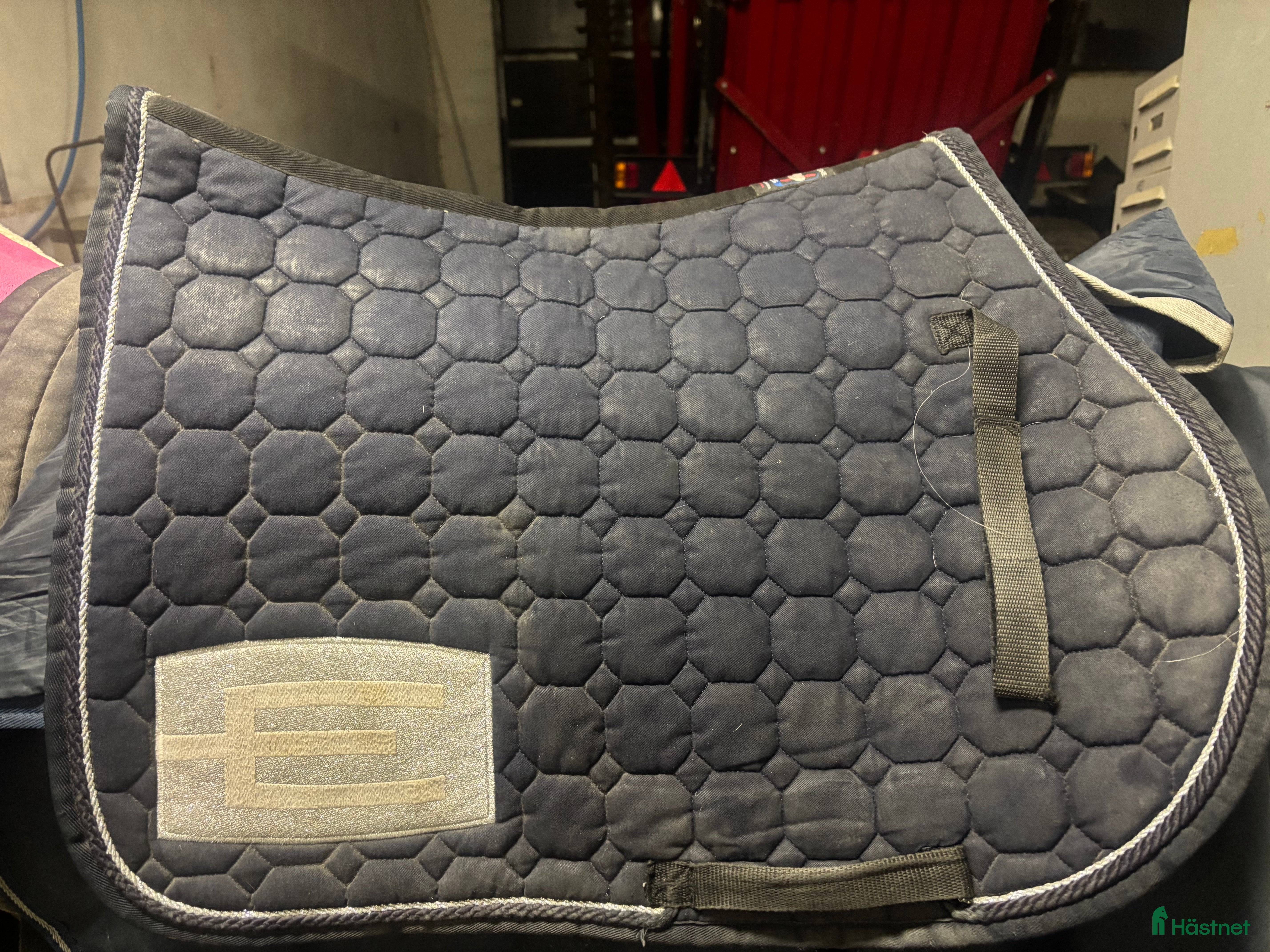 Schabrak & Vojlockar hästutrustning Fint e logga schabrak  i Vara - Annons 21