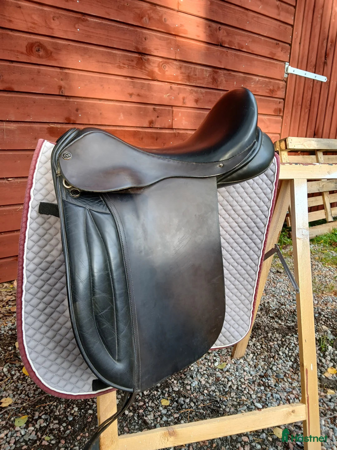 Sadlar hästutrustning till salu: Dressyrsadlar säljes i Enköping - Annons 1