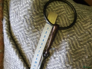 Bett hästutrustning till salu: Tvådelat bett med stora ringar i Söråker - Annons 9