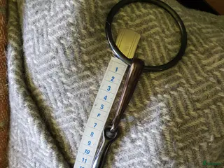 Bett hästutrustning SÅLD - Tvådelat bett med stora ringar - Annons 2