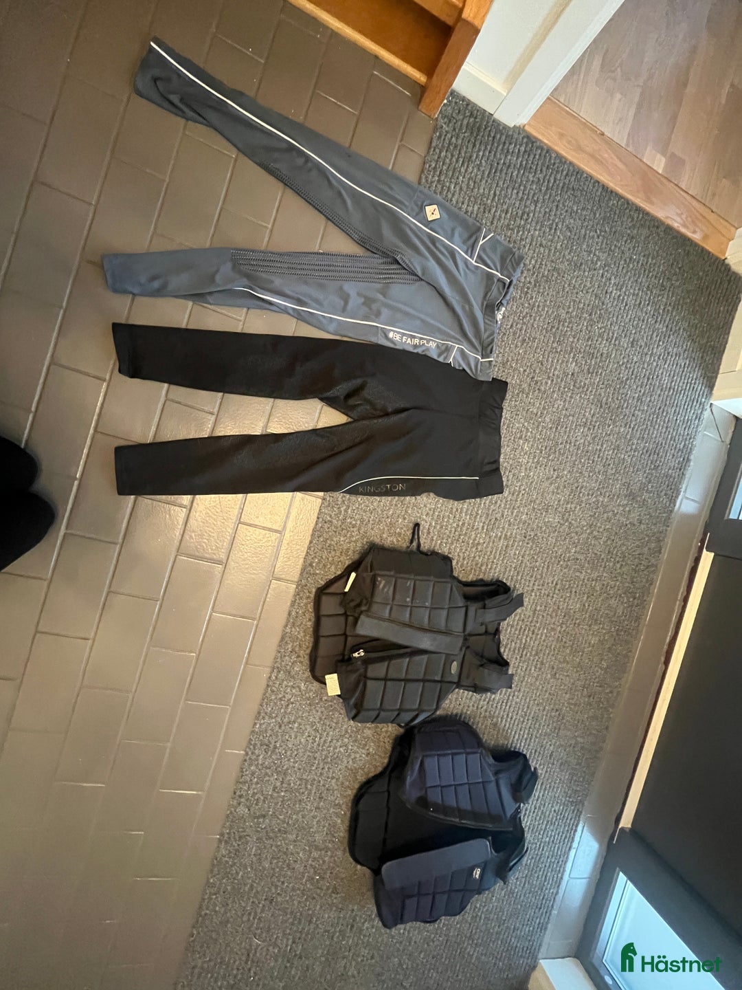 Säkerhetsvästar ryttarutrustning till salu: Ridvästar + Ridbyxor i Västra Frölunda - Annons 1