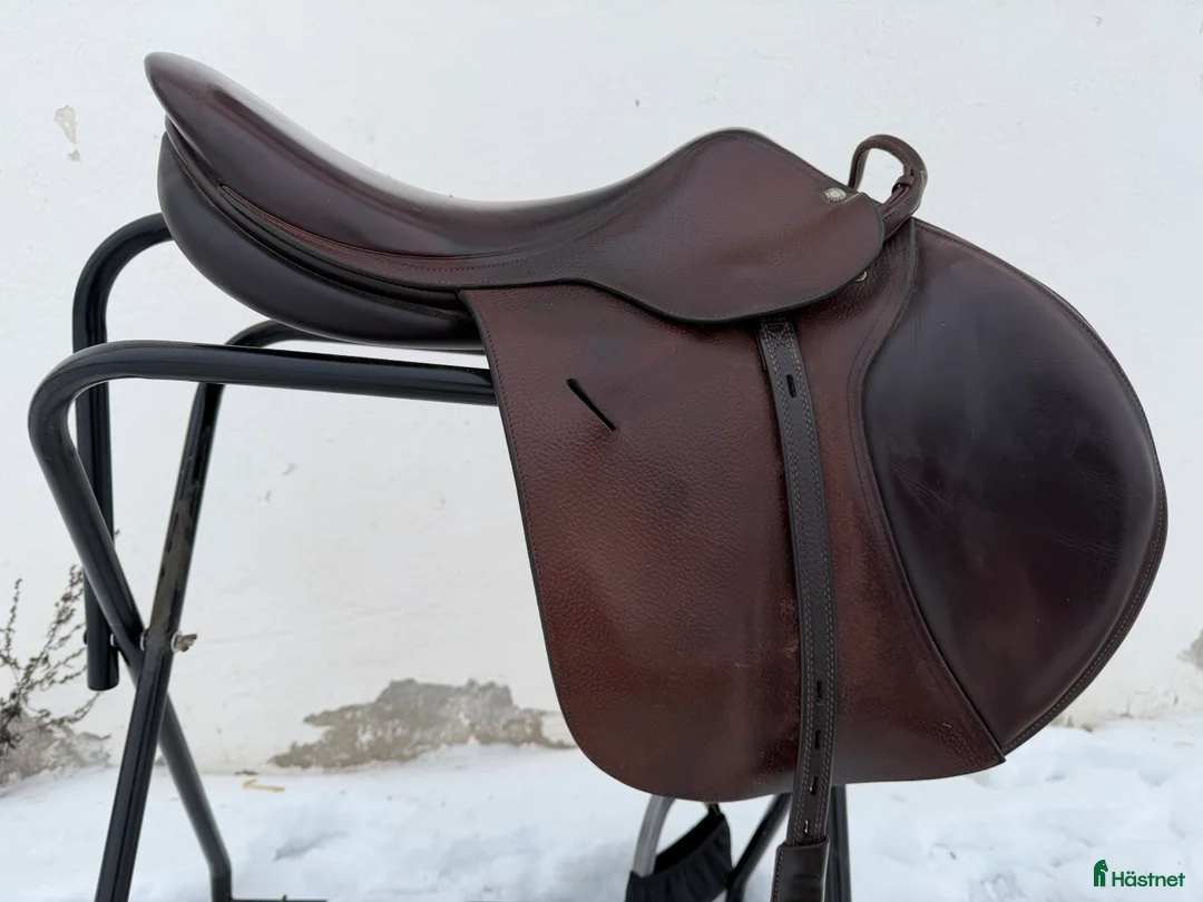 Sadlar hästutrustning till salu: Fin Butet hoppsadel i Runhällen - Annons 2