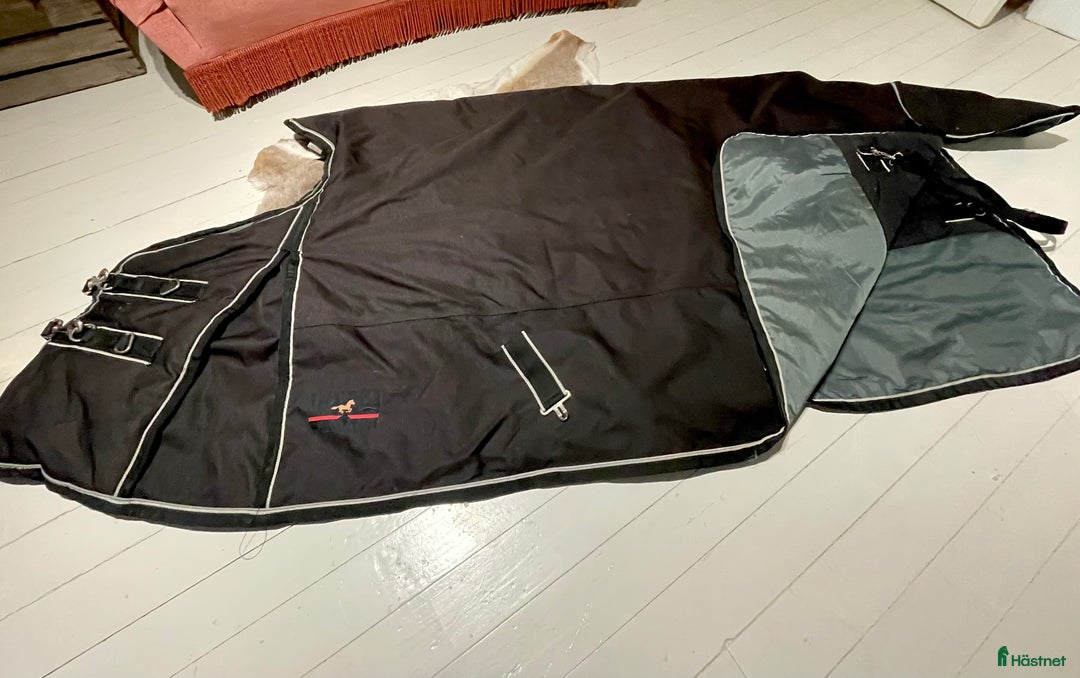 Täcken hästutrustning till salu: Vintertäcke/utetäcke i Nynäshamn - Annons 1