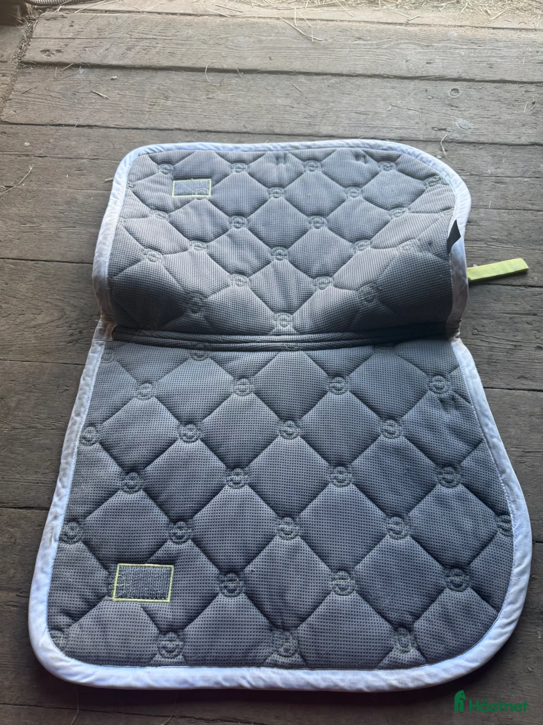 Schabrak & Vojlockar hästutrustning till salu: Gult Equestrian Stockholm schabrak!💛 - Annons 2