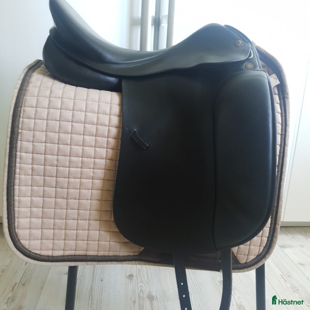 Sadlar hästutrustning till salu: Prestige top dressage 17"/35 i Tranås - Annons 3