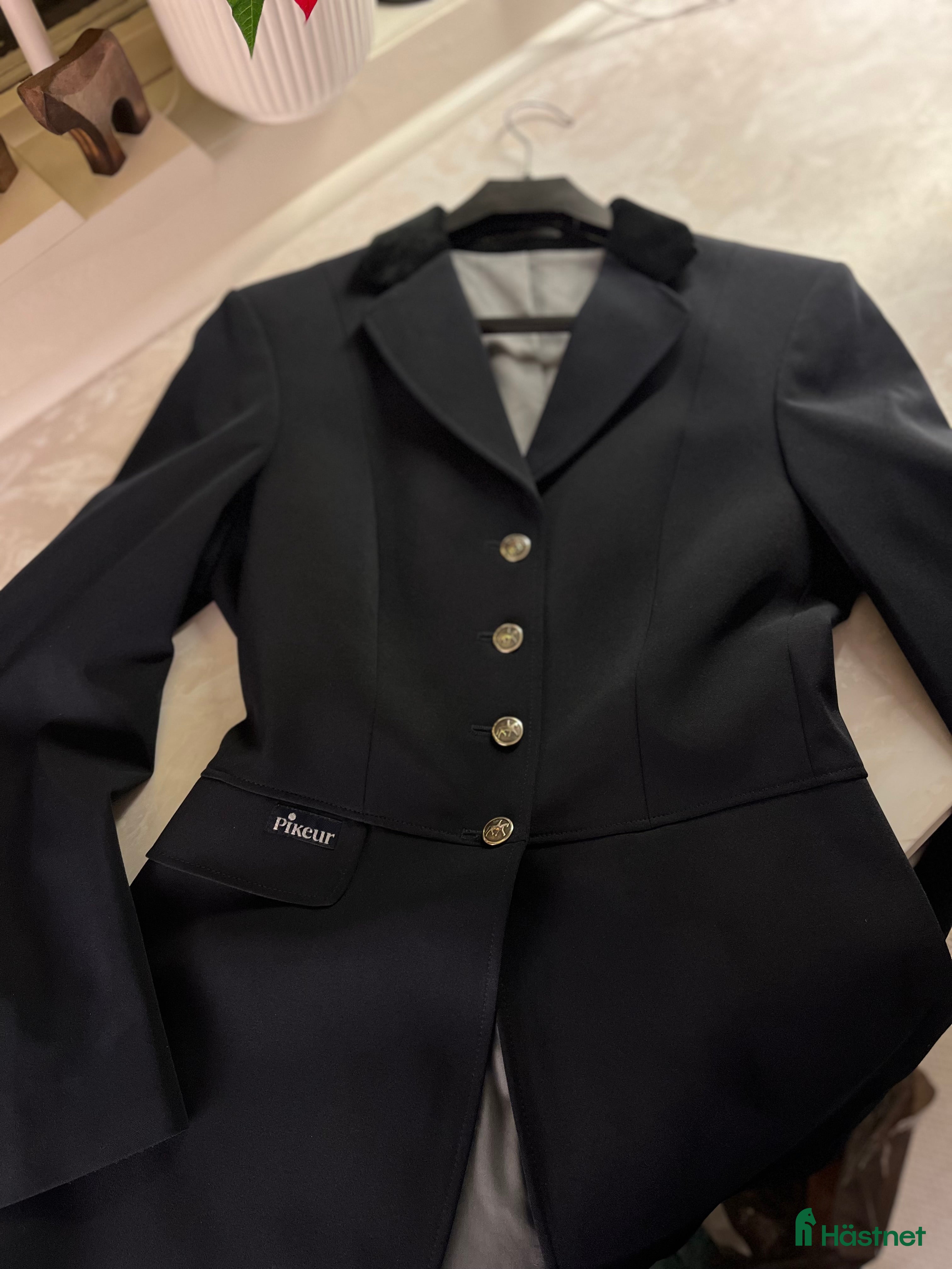 Jackor & Kavajer ryttarutrustning till salu: RIDKAVAj FRÅN PIKEUR I NYSKICK! i Stånga - Annons 10