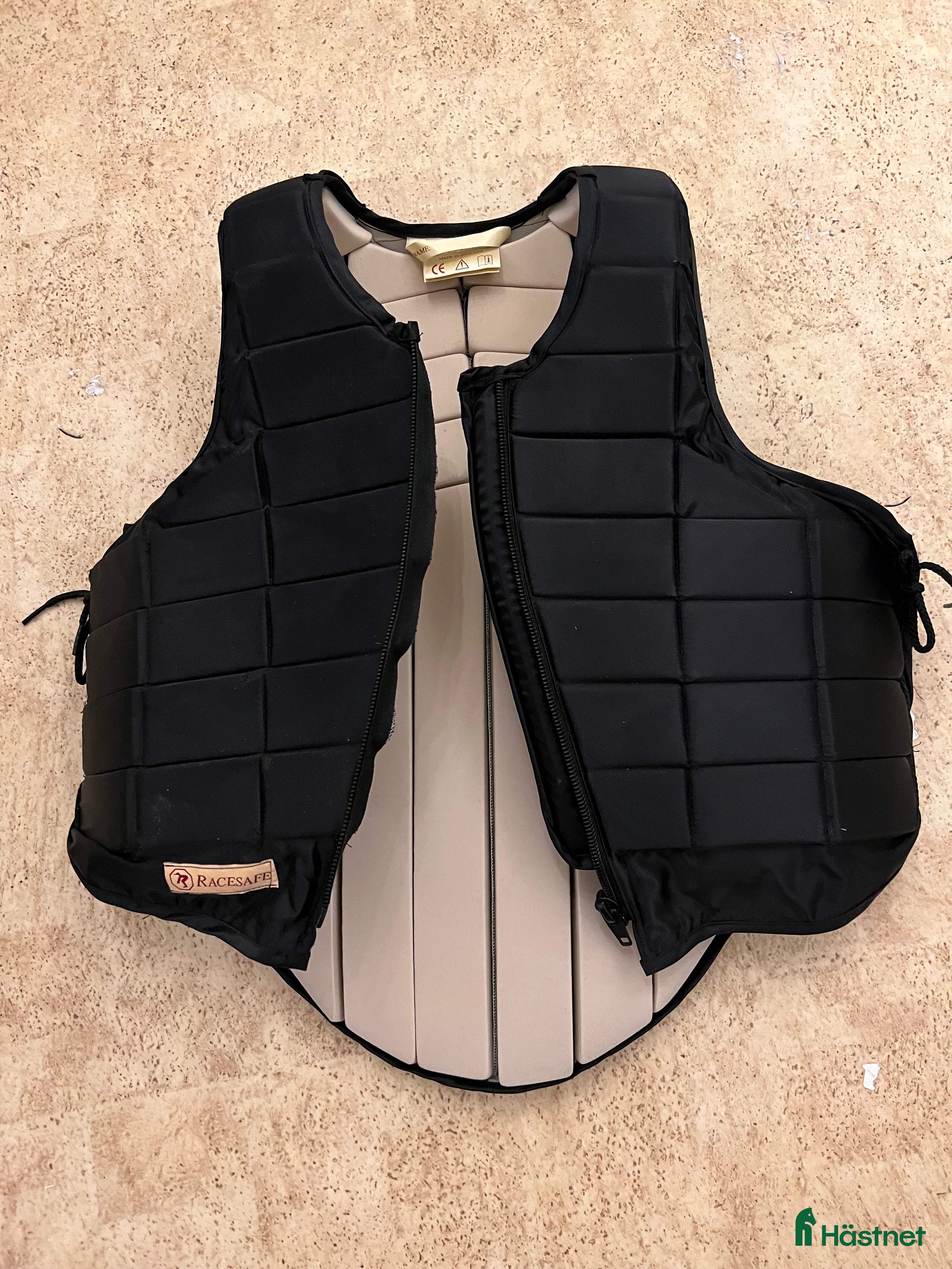 Säkerhetsvästar ryttarutrustning till salu: Racesafe väst i Surahammar - Annons 19