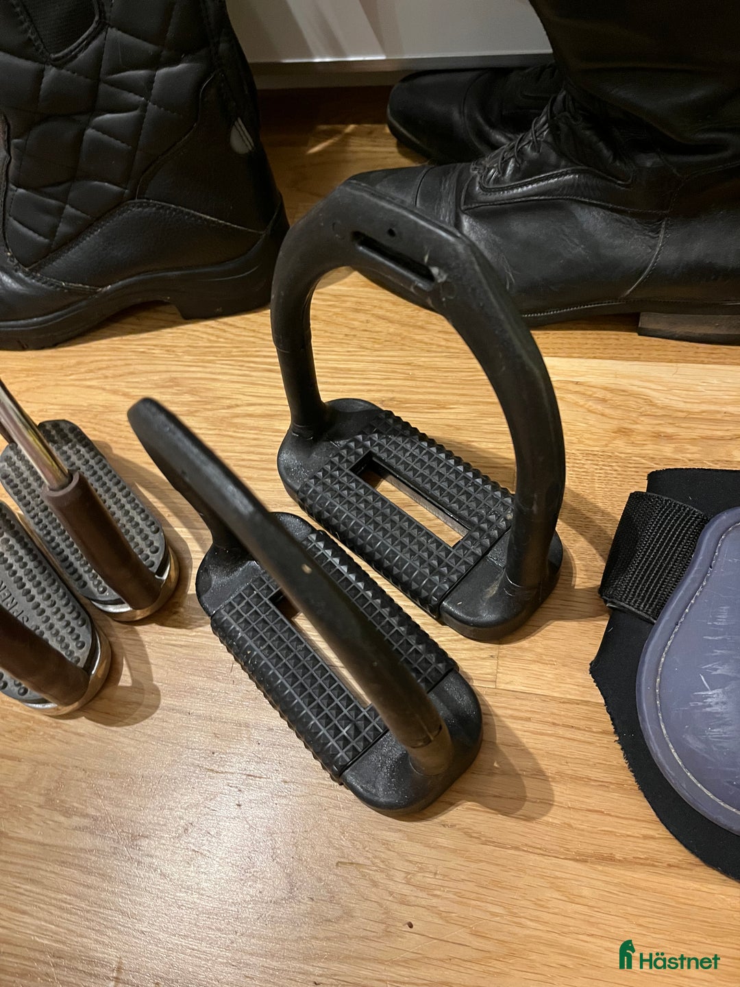 Övrig Hästutrustning hästutrustning till salu: Ridstövlar, benskydd, stigbyglar, huvor… i Ystad - Annons 6
