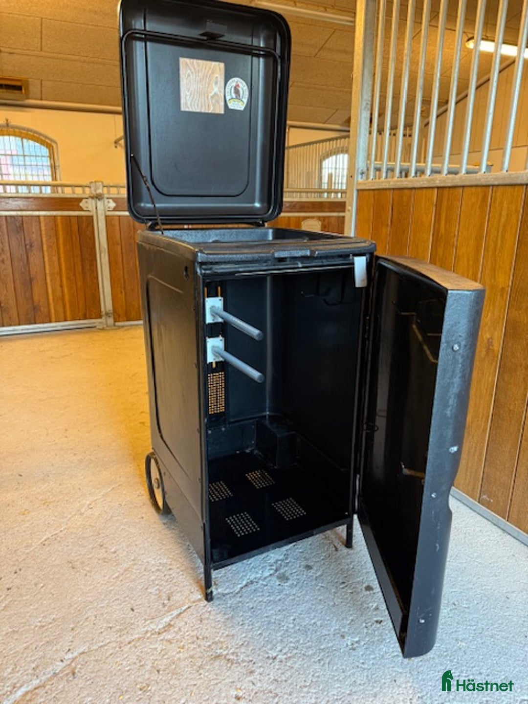 Övrig utrustning övrig utrustning till salu: Sadelskåp i plast med hjul i Flen - Annons 3