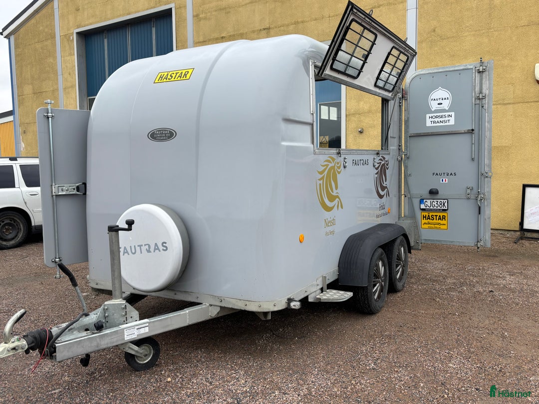 Hästtransporter  fordon & transport till salu: Fautras Icelandic med öppningsbar sida  - Annons 3