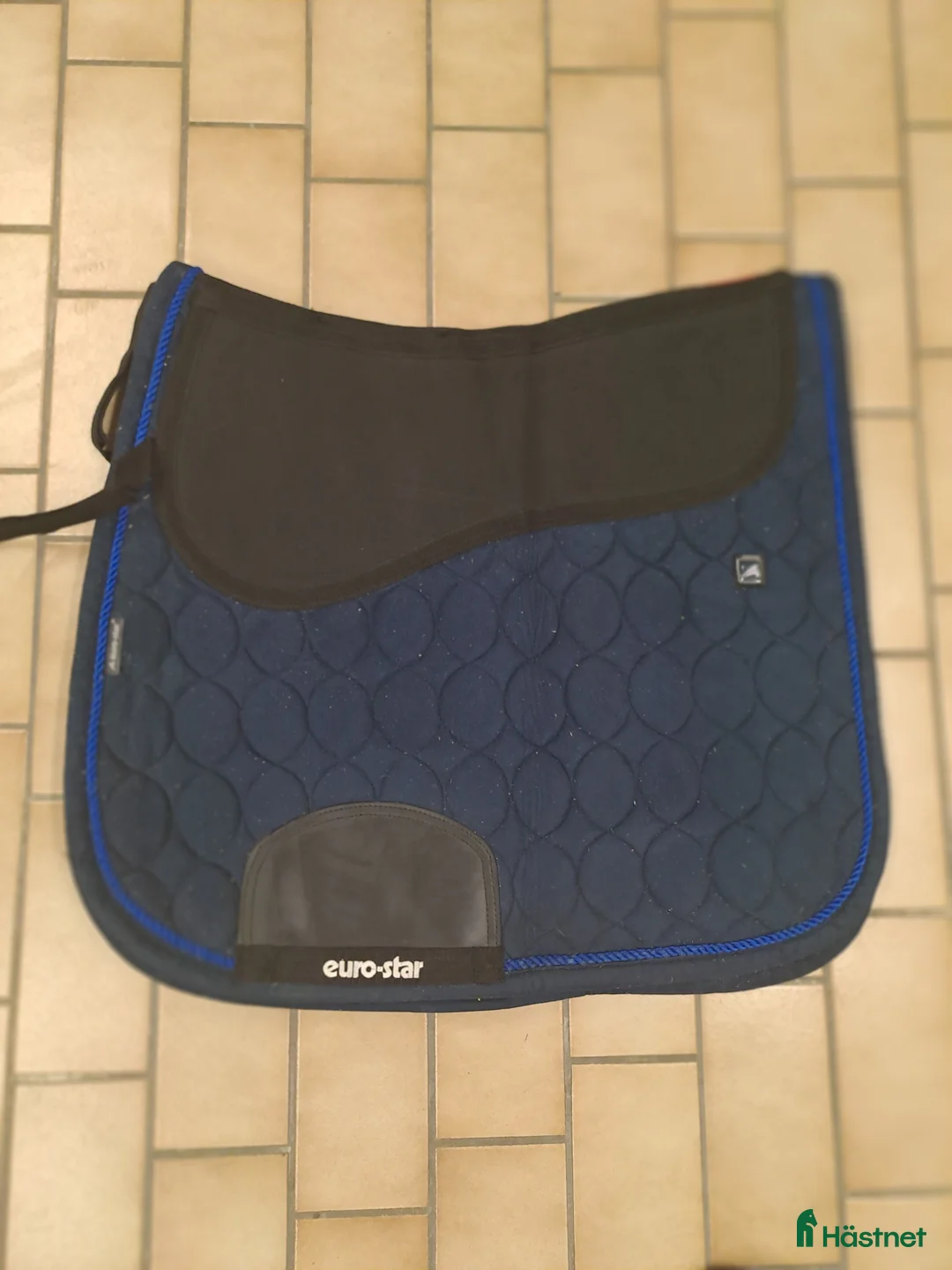 Schabrak & Vojlockar hästutrustning till salu: Marinblått dressyrschabrak  i Malmö - Annons 1