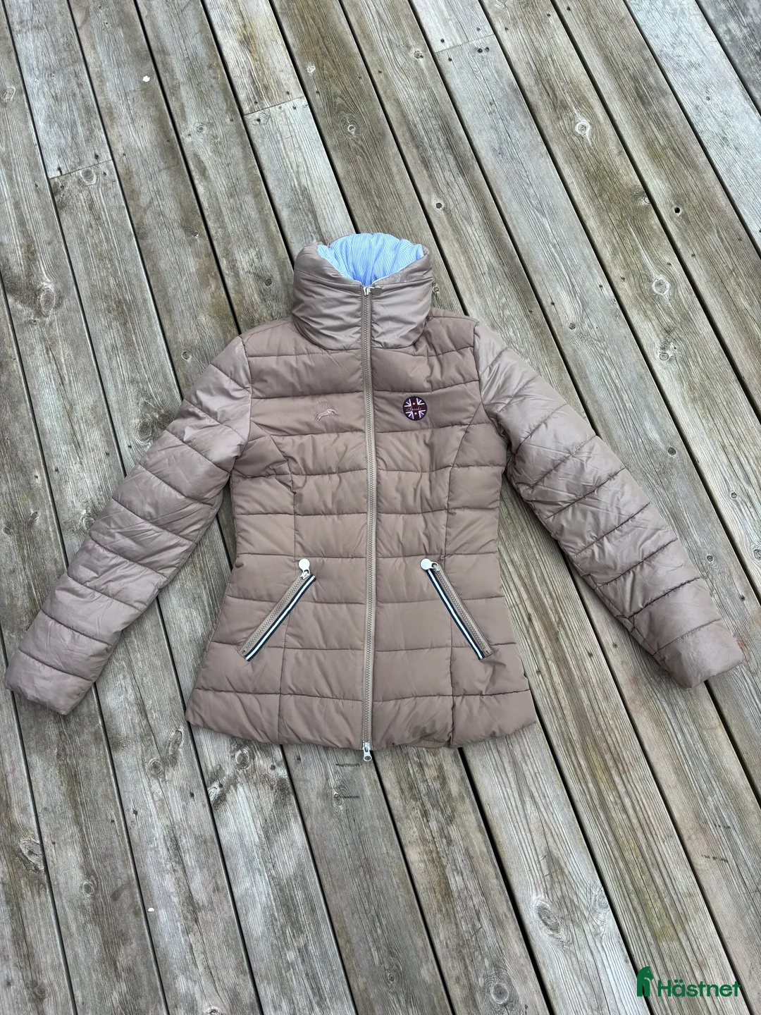 Jackor & Kavajer ryttarutrustning till salu: Snygg beige ridjacka  i Tyresö - Annons 1