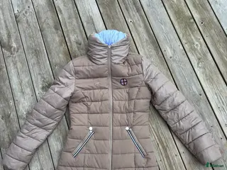 Jackor & Kavajer ryttarutrustning till salu: Snygg beige ridjacka i Tyresö - Annons 5