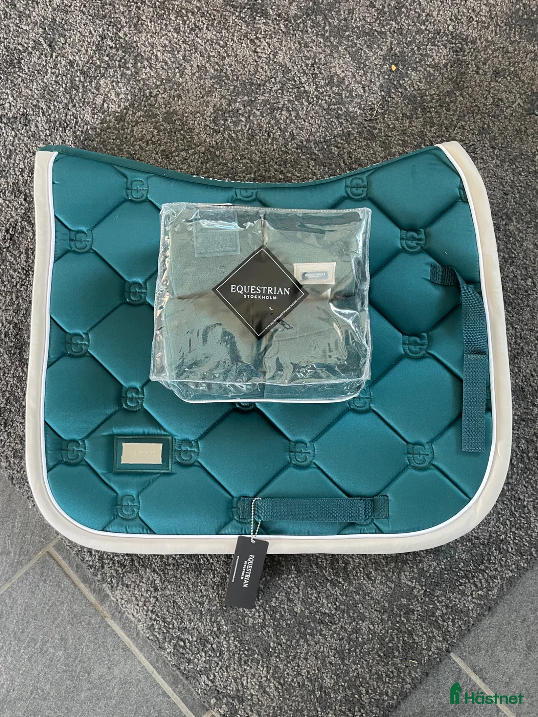 Schabrak & Vojlockar hästutrustning till salu: Oanvänt schabrak med benlindor - Annons 1
