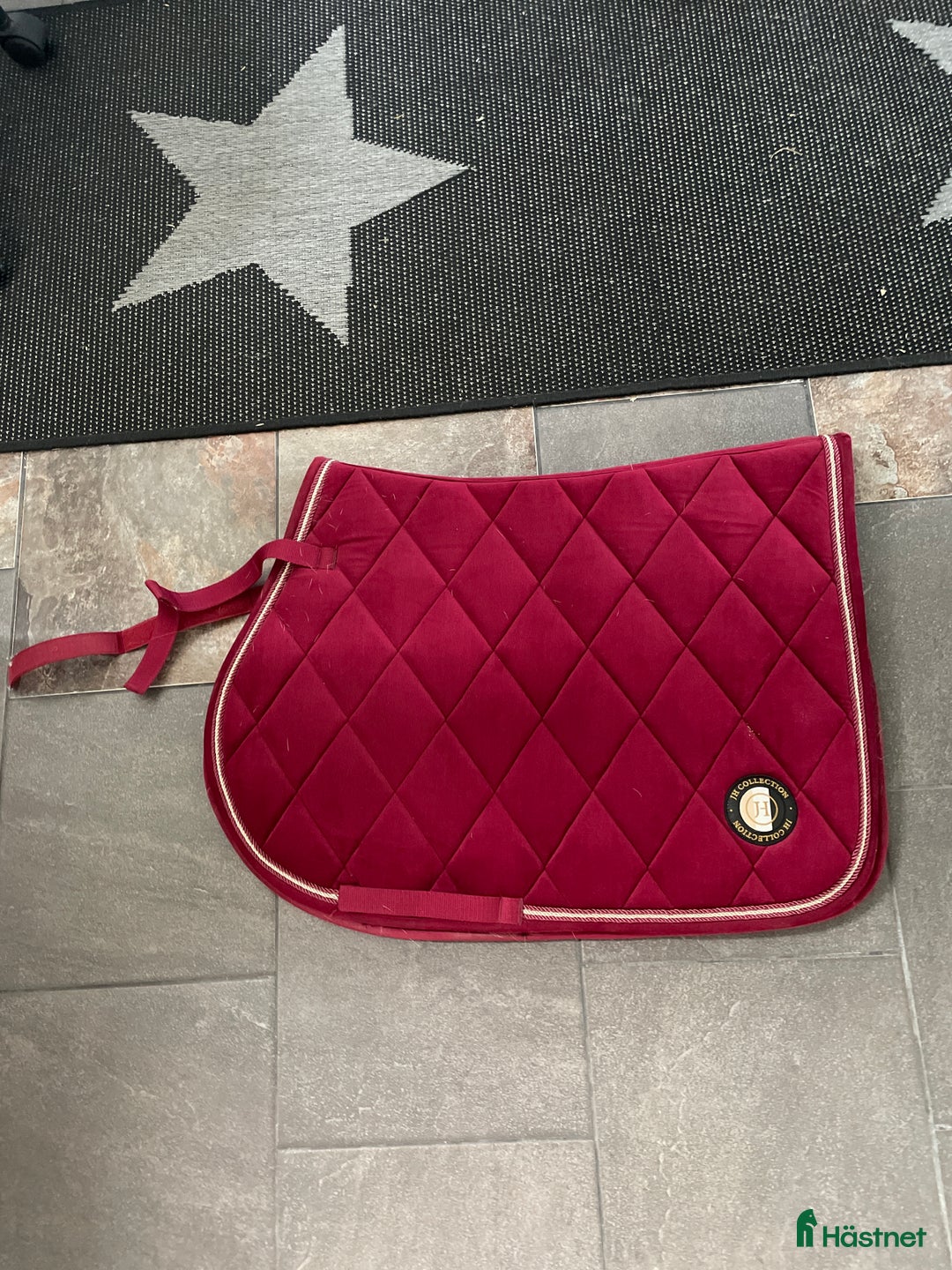 Schabrak & Vojlockar hästutrustning till salu: Fint vinrött schabrak i Västerås - Annons 1