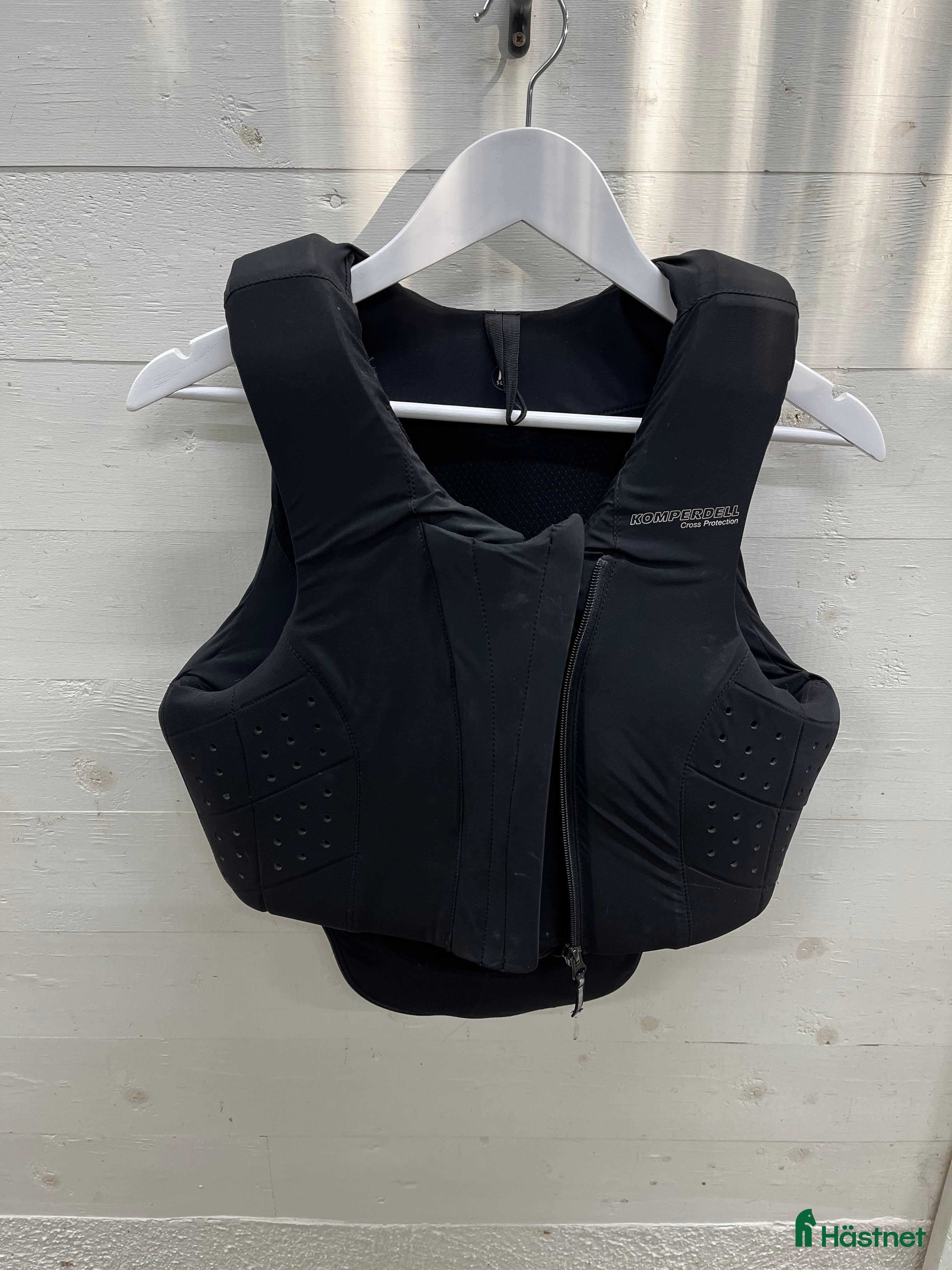 Säkerhetsvästar ryttarutrustning till salu: Fin Komperdell väst slim m i Gävle - Annons 6
