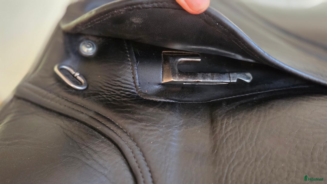 Sadlar hästutrustning till salu: Ikonic Light Hybrid 16" dressyr i Örebro - Annons 7