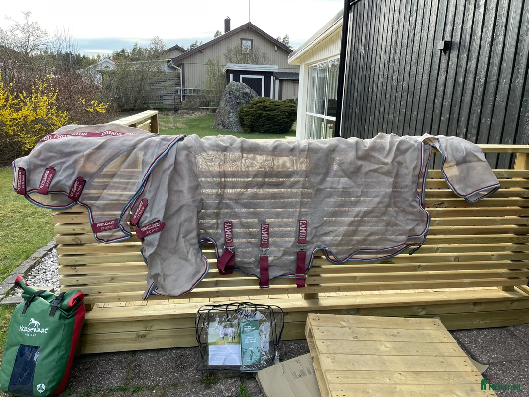 Täcken hästutrustning till salu: Fint Rambo Protector - Annons 1