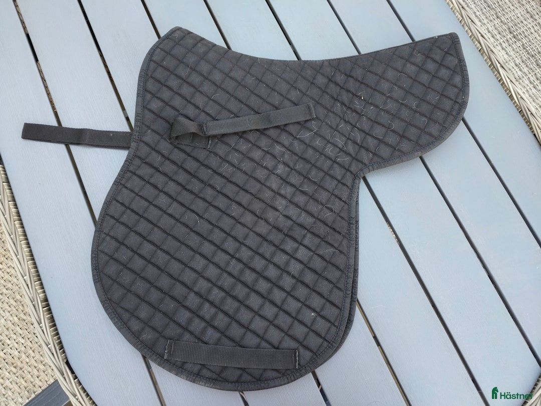 Schabrak & Vojlockar hästutrustning till salu: Diverse schabrak, paddar & vojlockar i Ljungbyholm - Annons 19