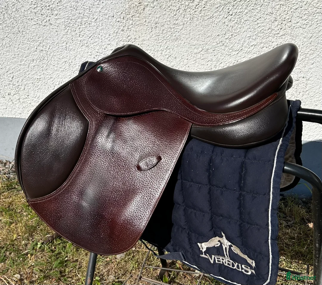 Sadlar hästutrustning till salu: Arena Jump 17’ Hoppsadel -brun i Trångsund - Annons 1