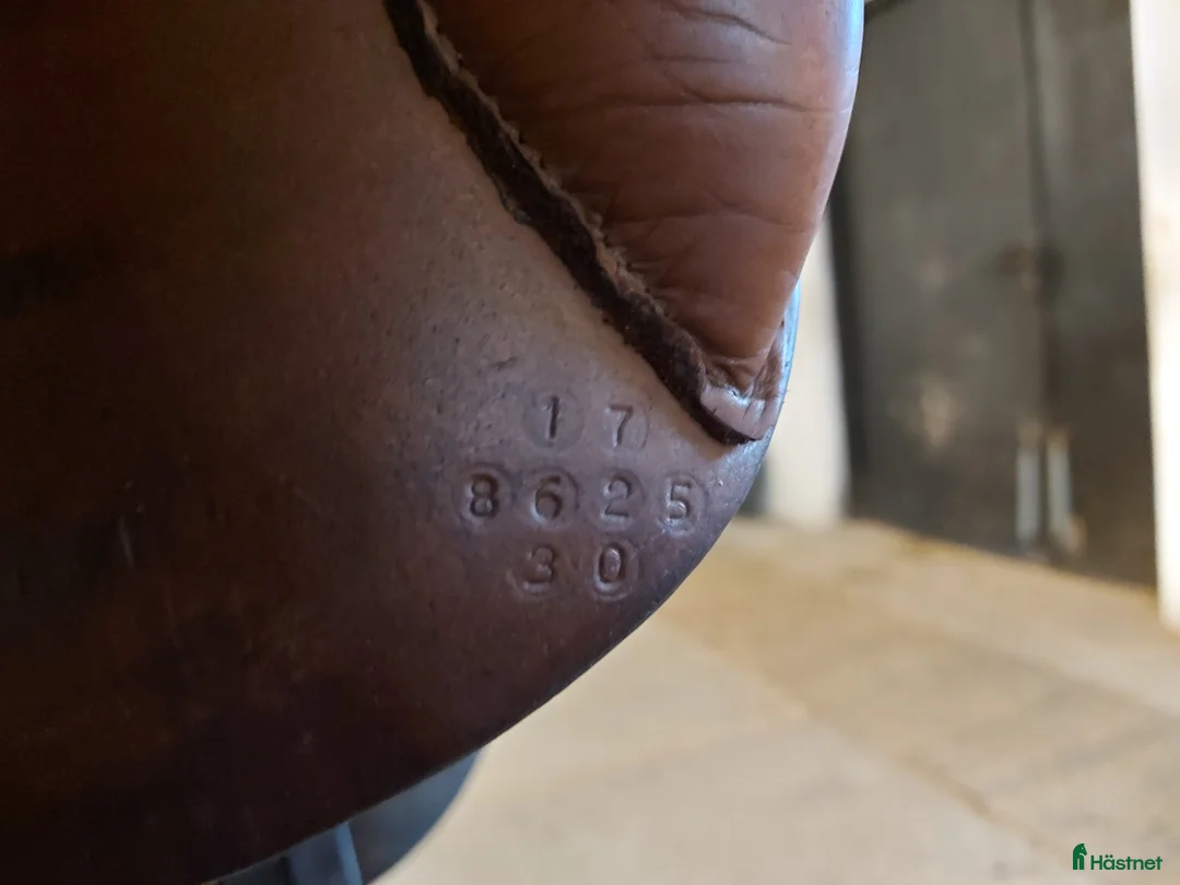 Sadlar hästutrustning till salu: Morris and Nolan hoppsadel i Åmål - Annons 3