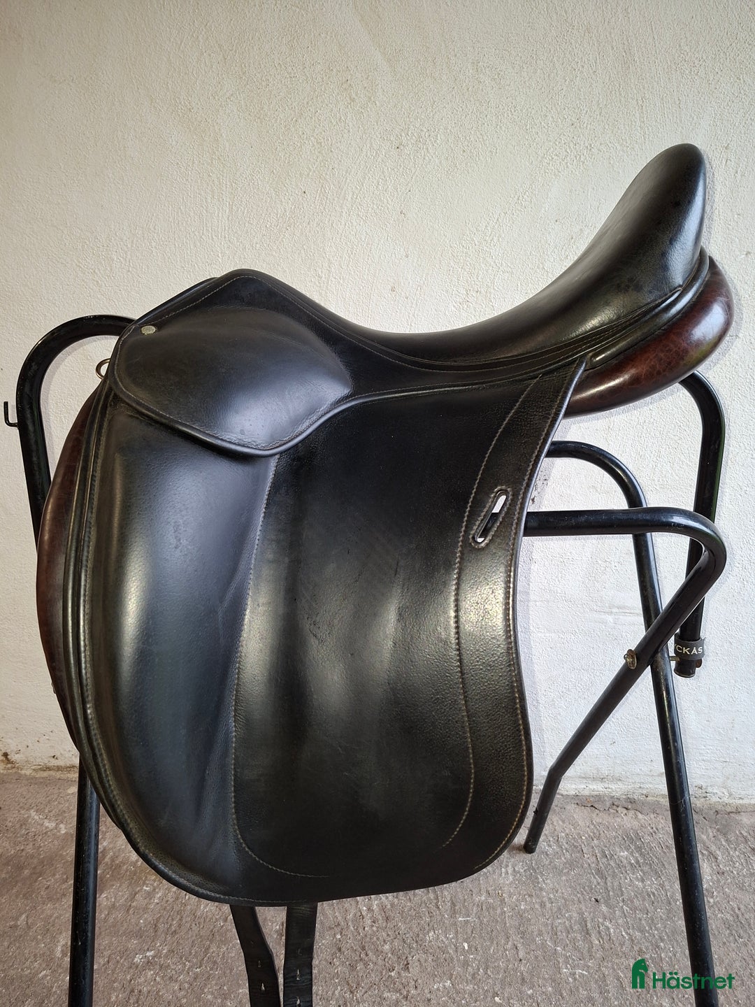 Sadlar hästutrustning till salu: Dressyrsadel Childeric DAC i Visby - Annons 1