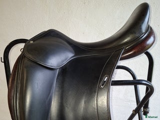 Sadlar hästutrustning till salu: Dressyrsadel Childeric DAC i Visby - Annons 1