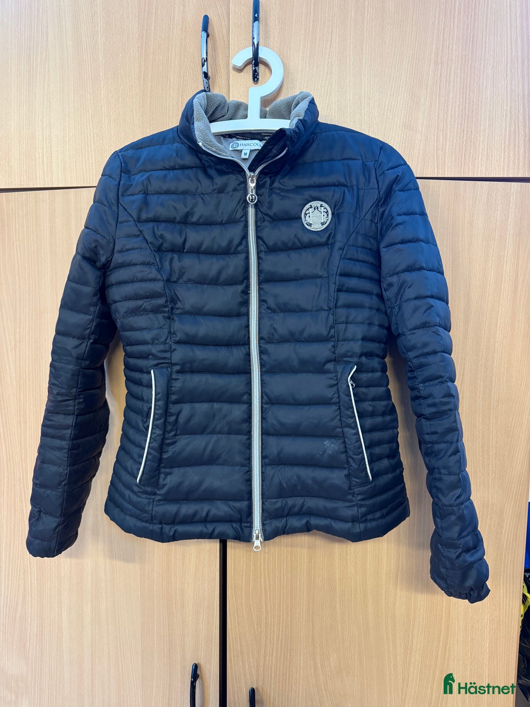 Jackor & Kavajer ryttarutrustning till salu: Varm lättviktsjacka  i Vendelsö - Annons 1